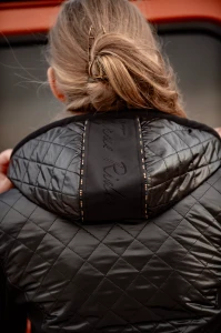 Softshell_True_Rider_Shield_Black_and_Gold.webp
